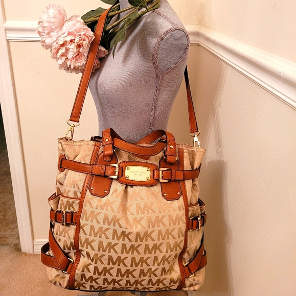 Michael Kors Handbags - MICHAEL KOR TOTE💛👜